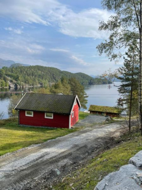 Hytte ved sjøen med båtutleige